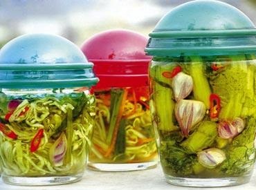 Muối dưa trong hũ hay vại bằng sành, sứ, hoặc thủy tinh, không muối trong thùng nhựa.