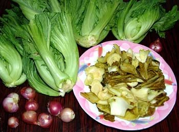 Muối dưa cần chọn loại cải bẹ to và đợi vài ba ngày dưa có màu vàng ươm, khi đó ăn mới an toàn.