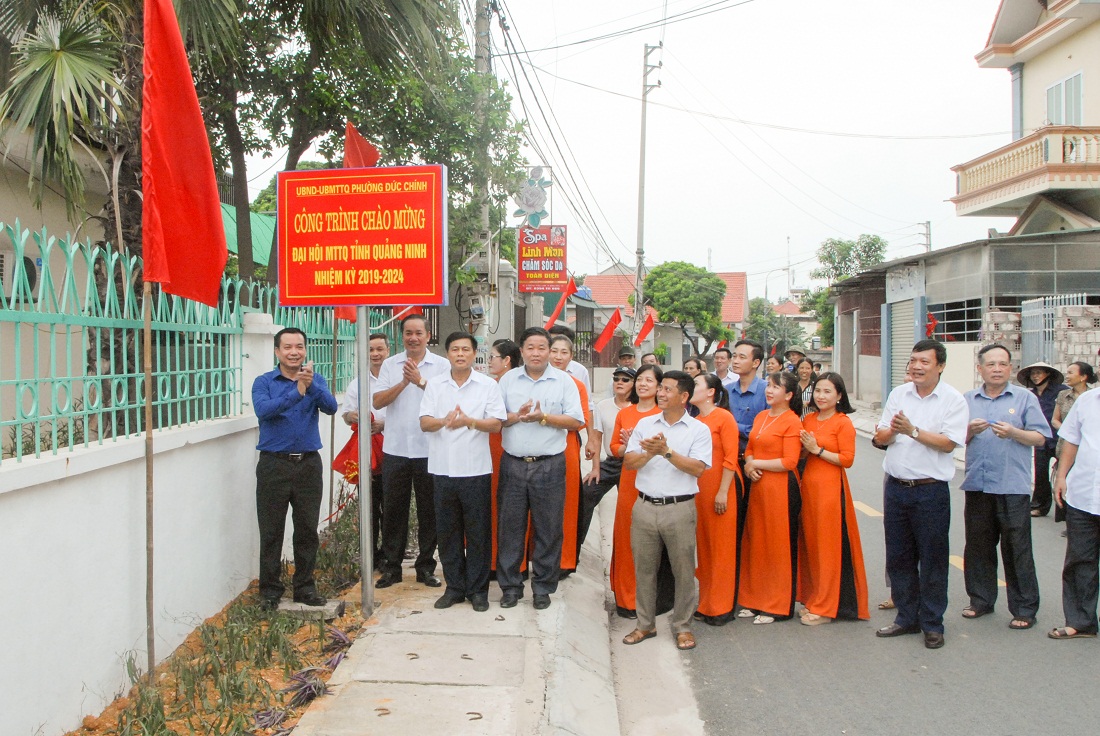 Các đại biểu dự lễ gắn biển công trình chào mừng Đại hội MTTQ tỉnh tại khu phố Trạo Hà, phường Đức Chính (TX Đông Triều).