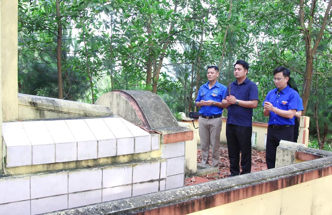 Tỉnh Đoàn thắp hương tại mộ Mẹ VNAH tại xã Cái Chiên, huyện Hải Hà.
