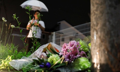 Người hâm mộ đặt hoa tưởng nhớ các nạn nhân của xưởng phim. Ảnh: Reuters.