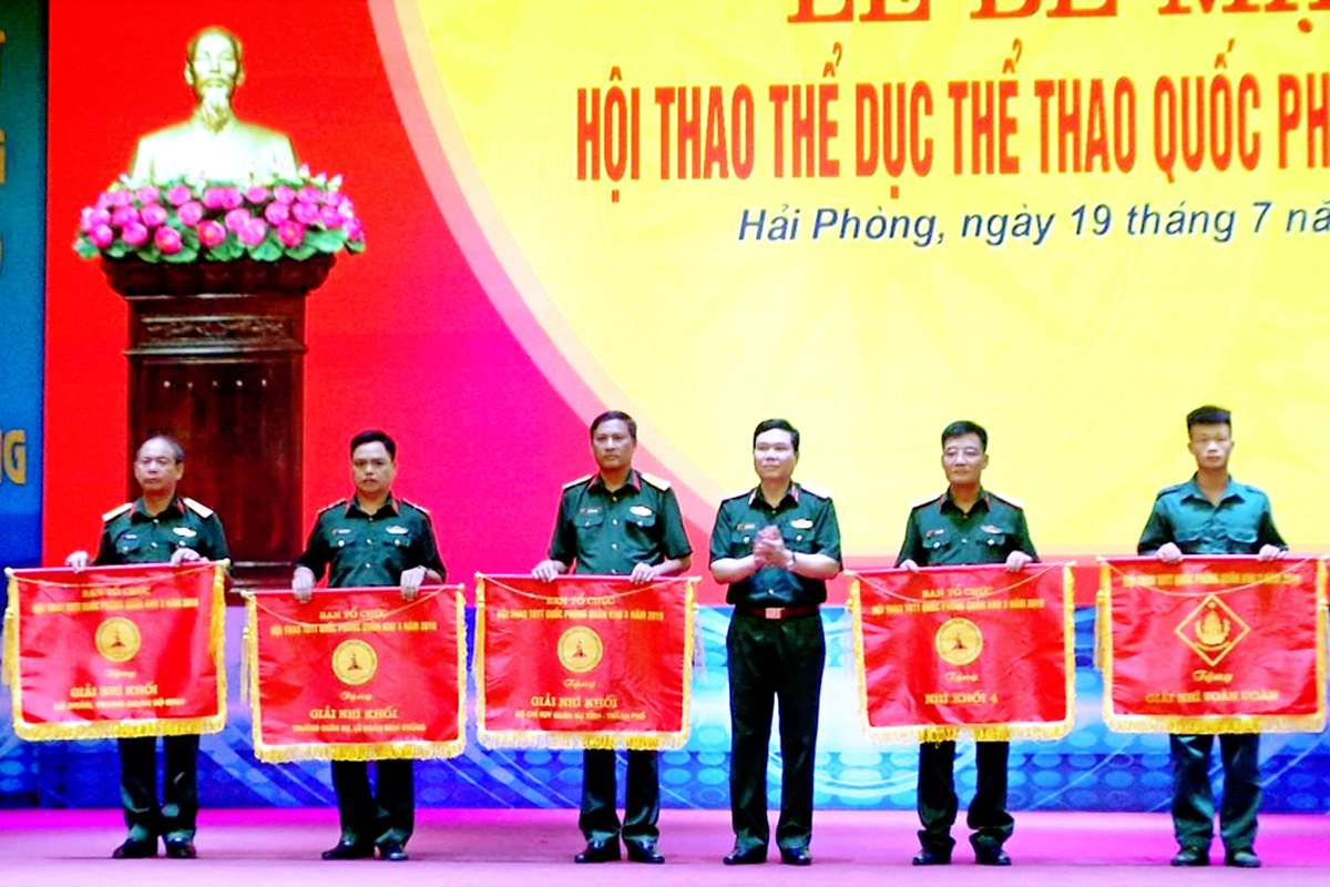 Thiếu tướng Bùi Công Chức, Phó Chính ủy Quân khu 3 trao Cờ cho các đơn vị đạt giải Nhì khối và toàn đoàn (Đoàn Bộ CHQS tỉnh đoạt giải Nhì đứng thứ 3 bên phải).