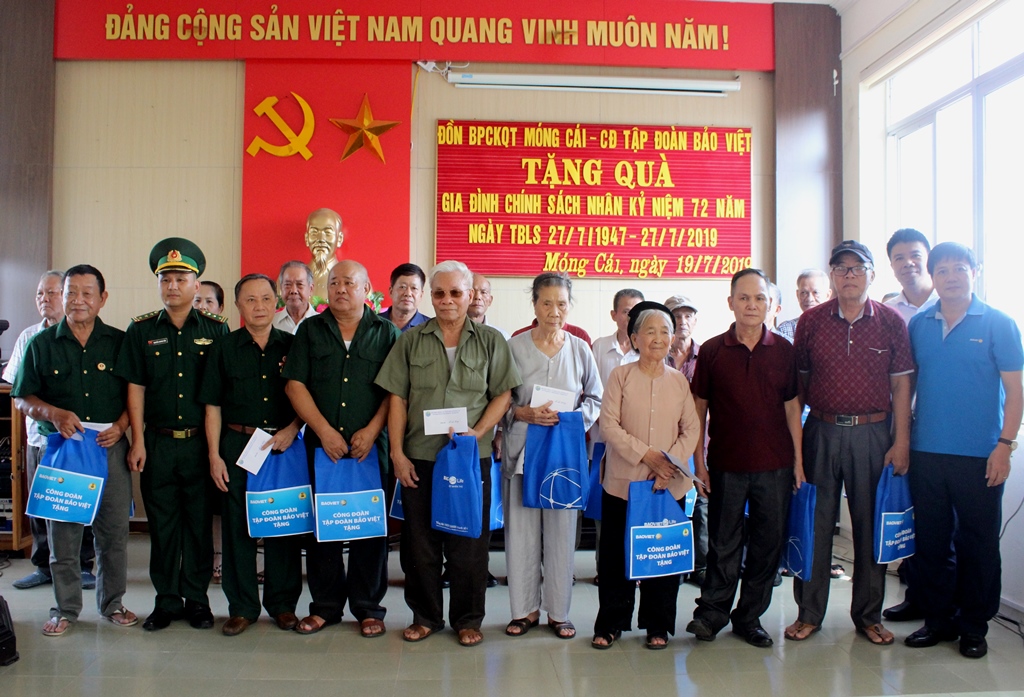 Đồn Biên phòng cửa khẩu quốc tế Móng Cái - Công đoàn Tập đoàn Bảo Việt tặng 50 xuất quà cho 50 gia đình chính sách trên địa bàn 2 phường Trần Phú và Ka Long