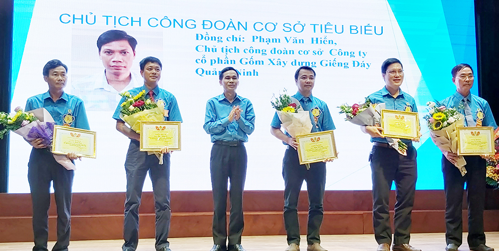  Công đoàn ngành Xây dựng Quảng Ninh đã tổ chức tuyên dương 5 chủ tịch công đoàn cơ sở tiêu biểu.