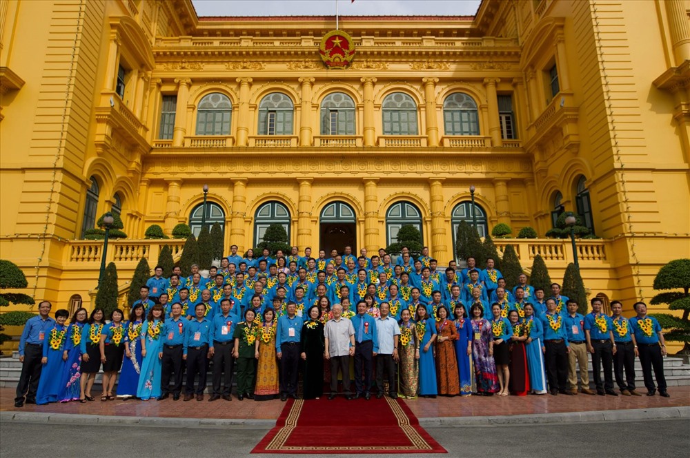 Tổng Bí thư, Chủ tịch nước Nguyễn Phú Trọng chụp ảnh lưu niệm cùng các đại biểu. Ảnh Laodong.vn