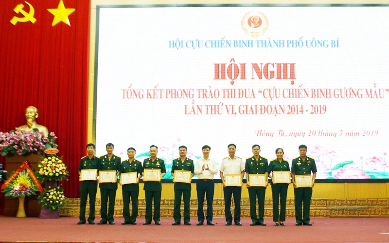 Lãnh đạo UBND TP Cẩm Phả và LĐLĐ thành phố tặng Bằng khen tuyên dương cho CNVC-LĐ tiên tiến tiêu biểu thành phố năm 2017.
