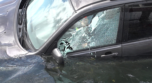 Trong ảnh, kính cửa sổ bên tài xế là loại cường lực, bị người trong ôtô phá vỡ để thoát ra ngoài khi xe rơi xuống nước.