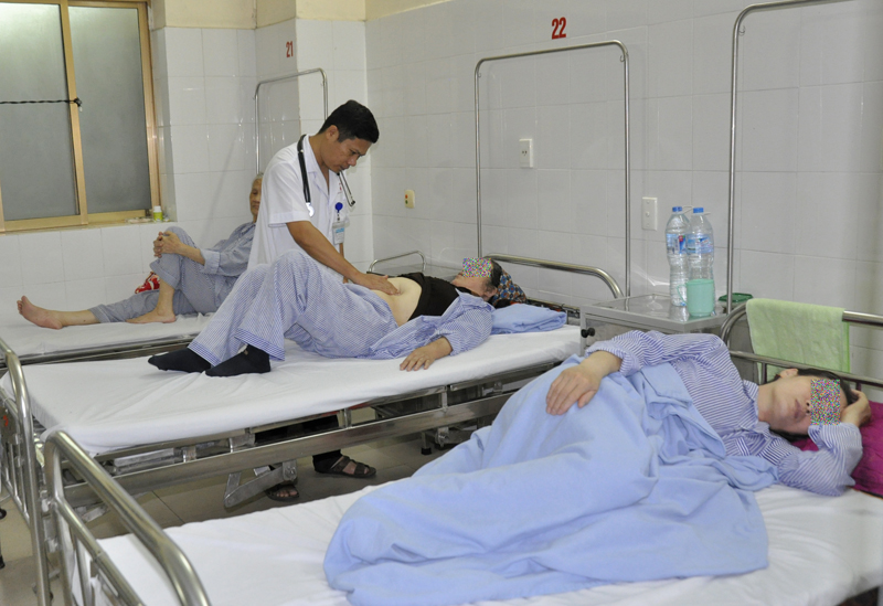 Kiểm tra sức khoẻ cho bệnh nhân điều trị tại Khoa Nội Tổng hợp, Bệnh viện Đa khoa tỉnh.