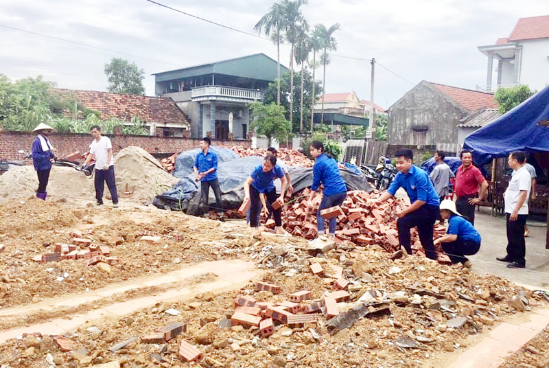 Đoàn viên thanh niên tham gia khởi công xây dựng nhà tình nghĩa cho hộ bà Nguyễn Thị Nhính, ở khu Kim Sen, phường Kim Sơn