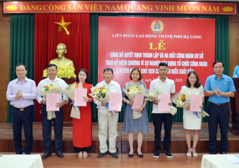 Lãnh đạo LĐLĐ tỉnh và LĐLĐ TP Hạ Long trao Quyết định và tặng hoa CĐCS được thành lập.