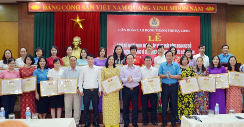 Lãnh đạo LĐLĐ tỉnh và LĐLĐ TP Hạ Long trao giấy khen tuyên dương 30 Chủ tịch CĐCS tiêu biểu xuất sắc trong công tác xây dựng CĐCS vững mạnh.