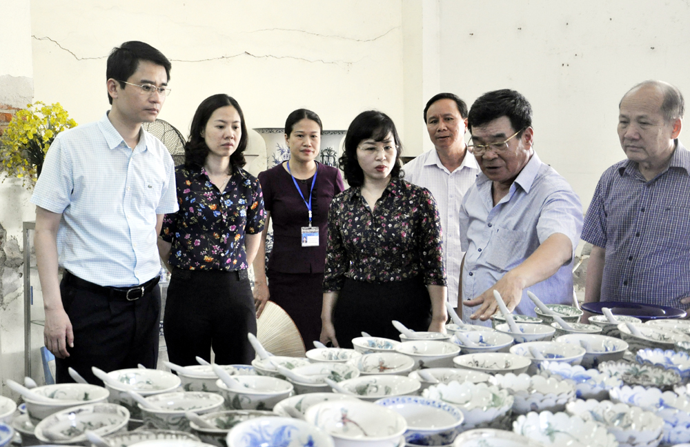Thường trực HĐND tỉnh cùng đoàn công tác kiểm tra tại cơ sở sản xuất gốm của HTX Gốm sứ Đông Thành.
