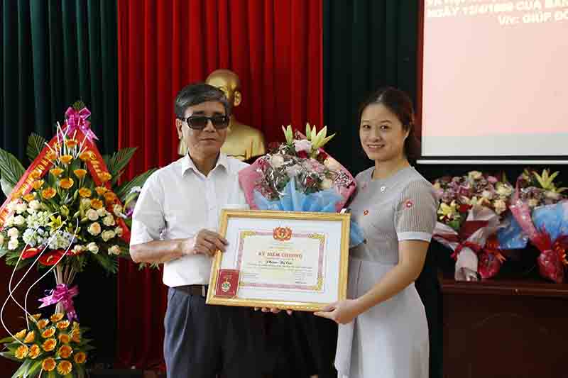 Lãnh đạo Hội Người mù tỉnh Quảng Ninh trao tặng kỷ niệm chương Vì sự nghiệp người mù cho cá nhân có đóng góp tích cực đối với Hội Người mù huyện Tiên Yên.JPG
