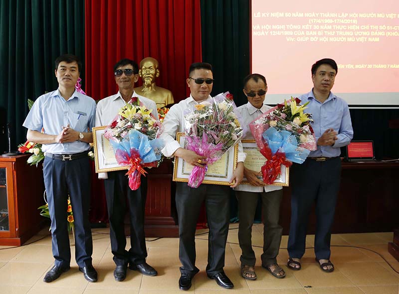 UBND huyện Tiên Yên trao tặng giấy khen cho các tập thể cá nhân có thành tích xuất sắc trong công tác Hội Người mù.JPG