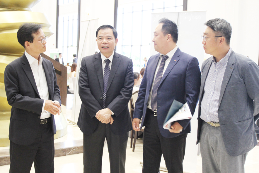 Bộ Trưởng Bộ Nông nghiệp và Phát triển Nông thôn Nguyễn Xuân Cường và các chuyên gia nước ngoài trò chuyện về công nghệ nuôi tôm.