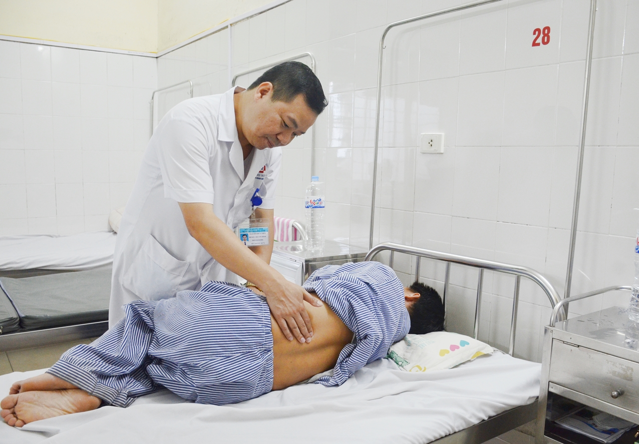 Bác sĩ Nguyễn Huy Tiến, Phó Giám đốc Bệnh viện Đa khoa tỉnh đang khám cho người bệnh
