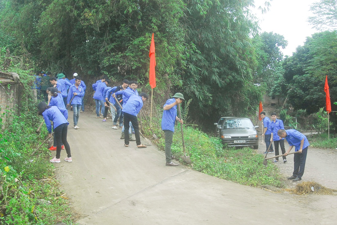 ĐVTN xã Hoành Mô (huyện Bình Liêu) hỗ trợ người dân thôn Đồng Cậm tổng vệ sinh đường ngõ xóm để tạo cảnh quan sạch đẹp, phòng ngừa bệnh dịch.