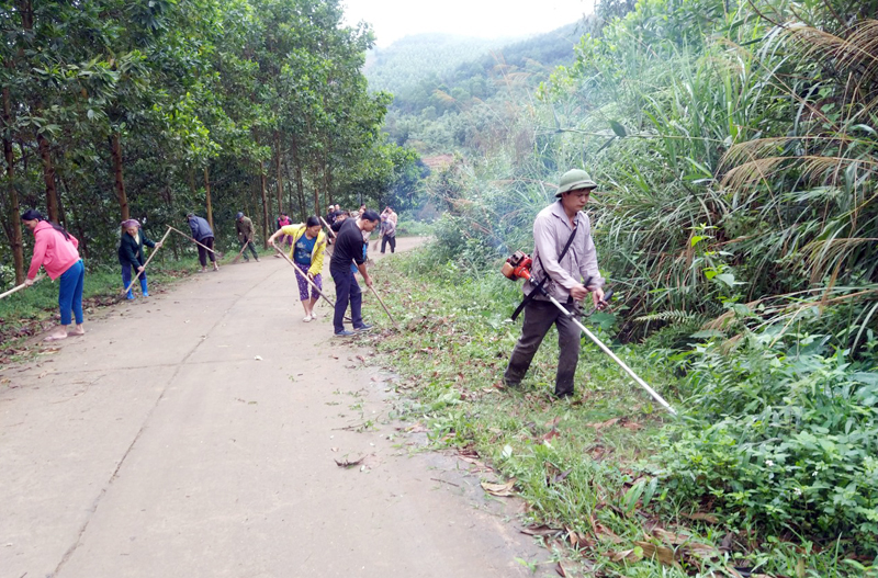 Người dân xã Đại Dực (Tiên Yên) dọn dẹp vệ sinh đường làng ngõ xóm