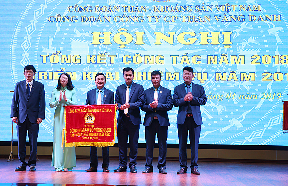 Anh Vũ Đình Việt cùng BCH Công đoàn nhận cờ thi đua của Tổng LĐLĐ Việt Nam.