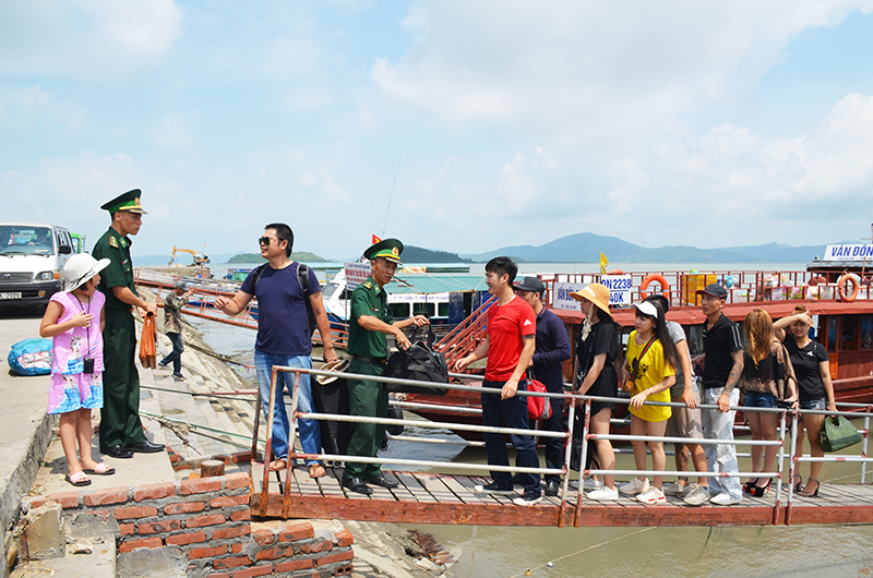 CBCS Đồn Biên phòng Quan Lạn kiểm soát người, hàng hóa ra, vào các xã đảo của huyện Vân Đồn.