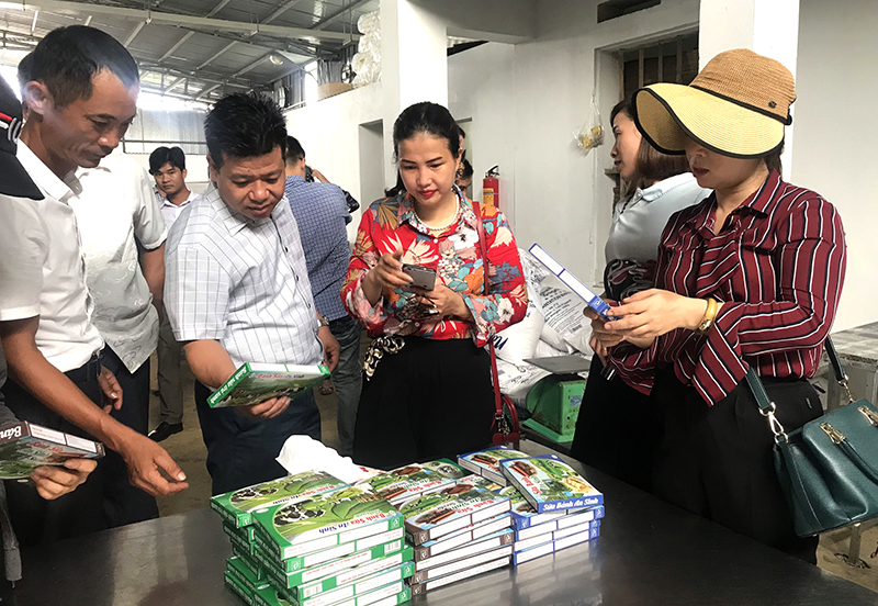 Đại diện các địa phương trong tỉnh đến thăm Công ty CP Sữa An Sinh, TX Đông Triều  trong chương trình xây dựng NTM. 