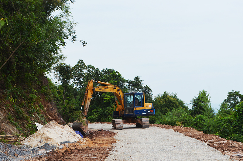 Con đường thôn Khe Phương, xã Kỳ Thượng, huyện Hoành Bồ được bê tông hóa, giúp người dân đi lại dễ dàng. 