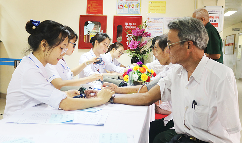 Các bác sĩ Bệnh viện Việt Nam - Thụy Điển Uông Bí khám bệnh miễn phí cho các thương, bệnh binh nhân dịp 27/7/2019.