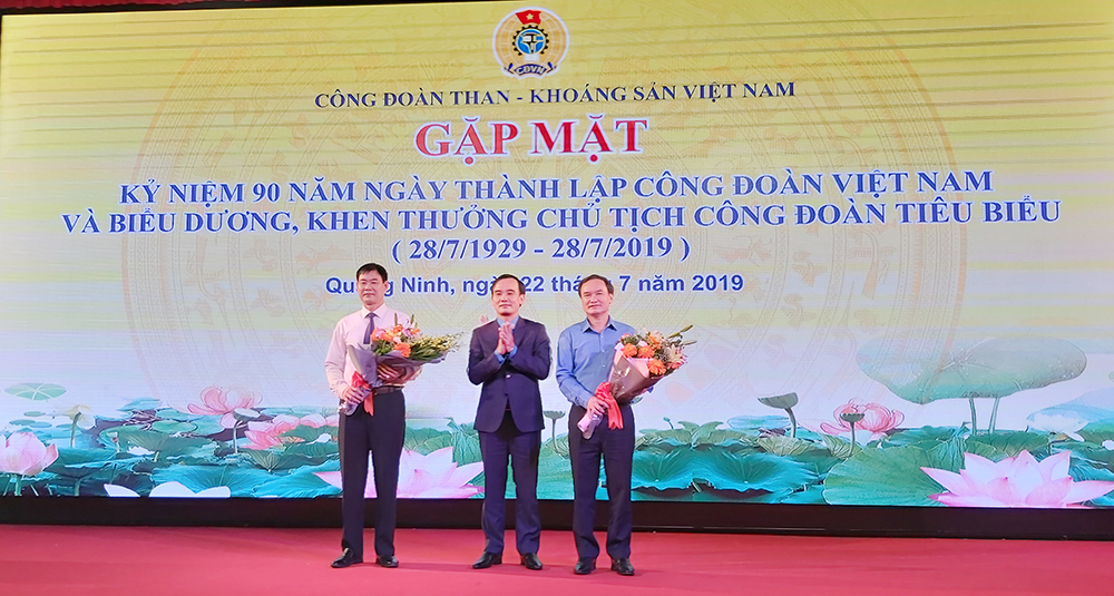 Công đoàn TKV chúc mừng các đồng chí được Tổng LĐLĐ Việt Nam trao giải thưởng Nguyễn Văn Linh và tuyên dương Chủ tịch CĐCS tiêu biểu.
