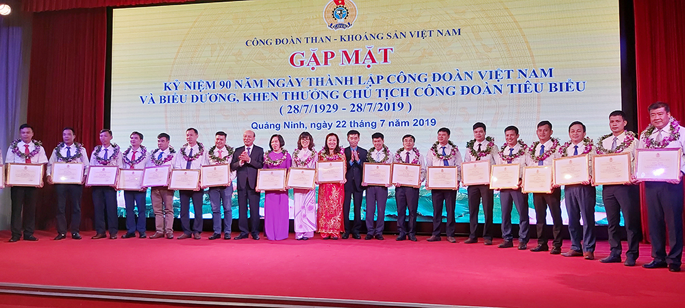 Lãnh đạo Tổng LĐLĐ Việt Nam và Tập đoàn TKV chúc mừng các chủ tịch công đoàn tiêu biểu.