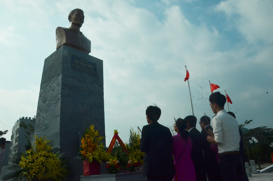 Đại diện gia đình và dòng tộc từ Nam Định ra Hạ Long dâng hương tượng đài liệt sĩ Vũ Văn Hiếu.