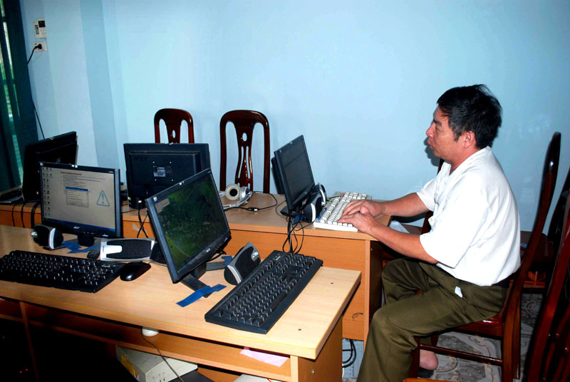 Ông Trần Đình Minh đã tốt nghiệp lớp sử dụng máy vi tính dành cho người mù năm 2011