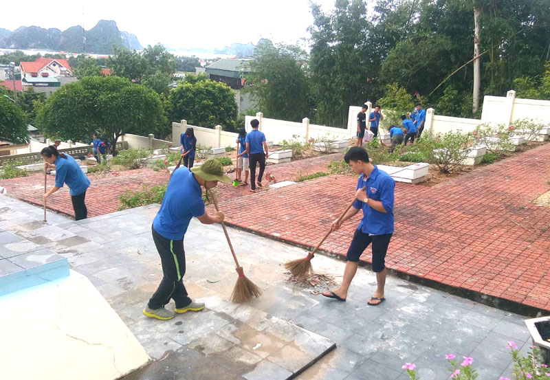 Dọn dẹp nghĩa trang liệt sĩ trong tháng 7 tri ân là công việc hàng năm của các ĐVTN huyện Vân Đồn  