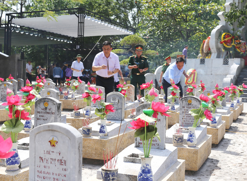 đoàn đại biểu Thành ủy, HĐND, UBND, Ủy ban MTTQ thành phố Hạ Long đã đến dâng hương tưởng niệm các Anh hùng liệt sỹ tại thành cổ Quảng Trị