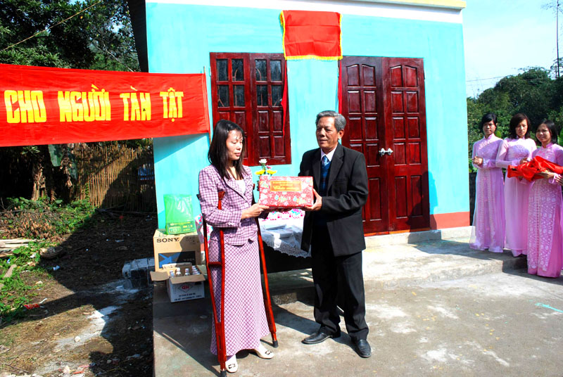 Ông Nguyễn Xuân Sắc, trao nhà cho cô Hoa người khuyết tật