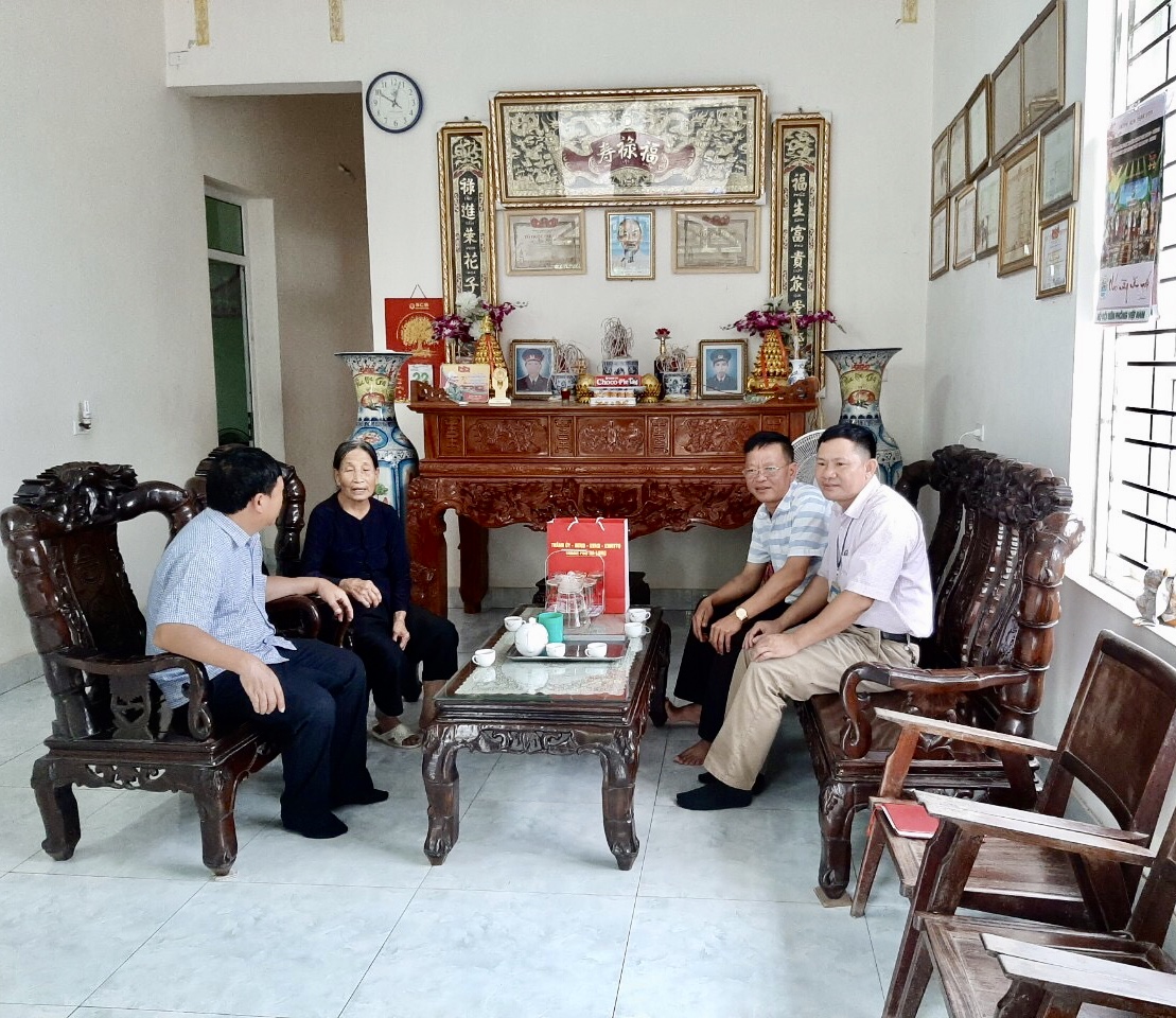 Đồng chí Vũ Hồng Sơn, Phó Chủ tịch UBND TP Hạ Long thăm, tặng quà mẹ Việt Nam anh hùng Phạm Thị Chuyên (phường Đại Yên, TP Hạ Long). Ảnh: 