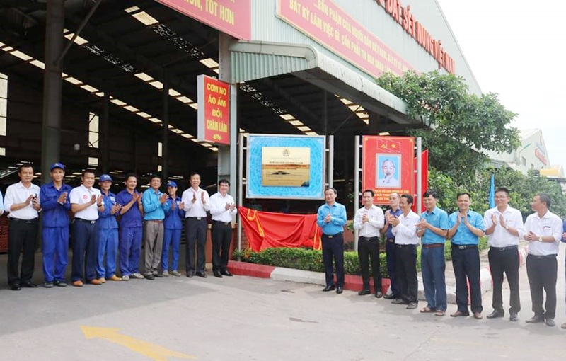 LĐLĐ tỉnh gắn biển Công trình chào mừng 90 năm thành lập Công đoàn Việt Nam tại Công ty CP Gạch ngói Đất Việt (TX Đông Triều).
