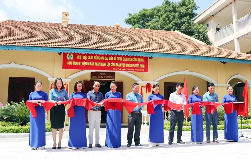 Lãnh đạo LĐLĐ tỉnh và Công ty CP than Đèo Nai cắt băng khánh thành nhà truyền thống Công ty vào giữa tháng 7/2019