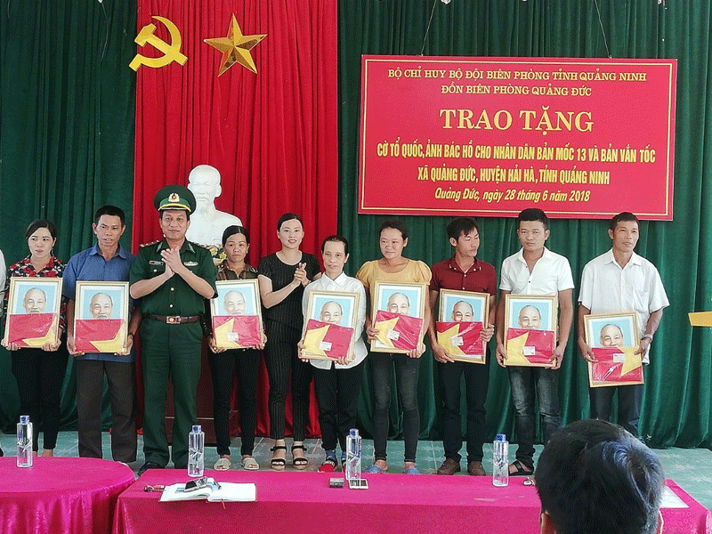 Đồn Biên phòng Quảng Đức trao tặng Cờ tổ quốc và ảnh Bác Hồ cho các hộ dân bản Mốc 13 và bản Vắn Tốc, xã Quảng Đức.