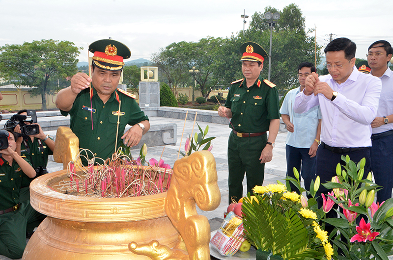 Thượng tướng Lê Chiêm dâng hương tưởng niệm các anh hùng liệt sĩ tại nghĩa trang liệt sĩ TP Móng Cái