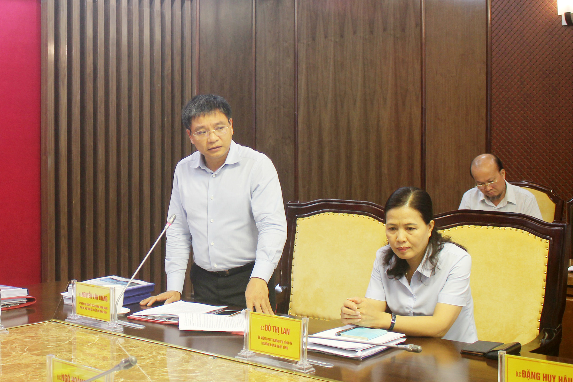 Đồng chí Nguyễn Văn Thắng, Phó Bí thư Tỉnh ủy, Chủ tịch UBND tỉnh, phát biểu tại hội nghị.
