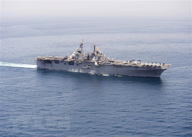 Tàu tấn công đổ bộ USS Boxer của Mỹ đi qua vùng Vịnh. (Nguồn: AFP/TTXVN)