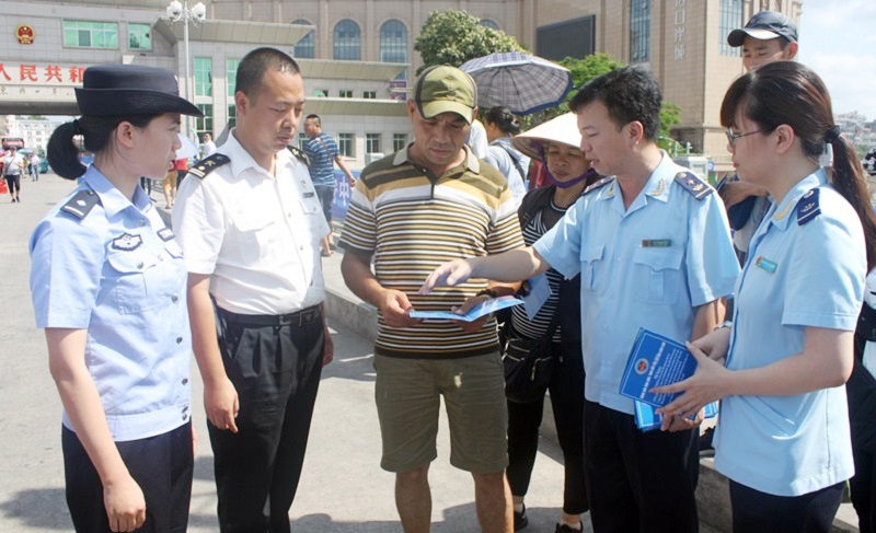 Hải quan Móng Cái (Cục Hải quan Quảng Ninh)  và Hải quan Đông Hưng (Quảng Tây, Trung Quốc) phối hợp tuyên truyền về pháp luật trong hoạt động thương mại biên giới cho cư dân biên giới hai địa phương. 