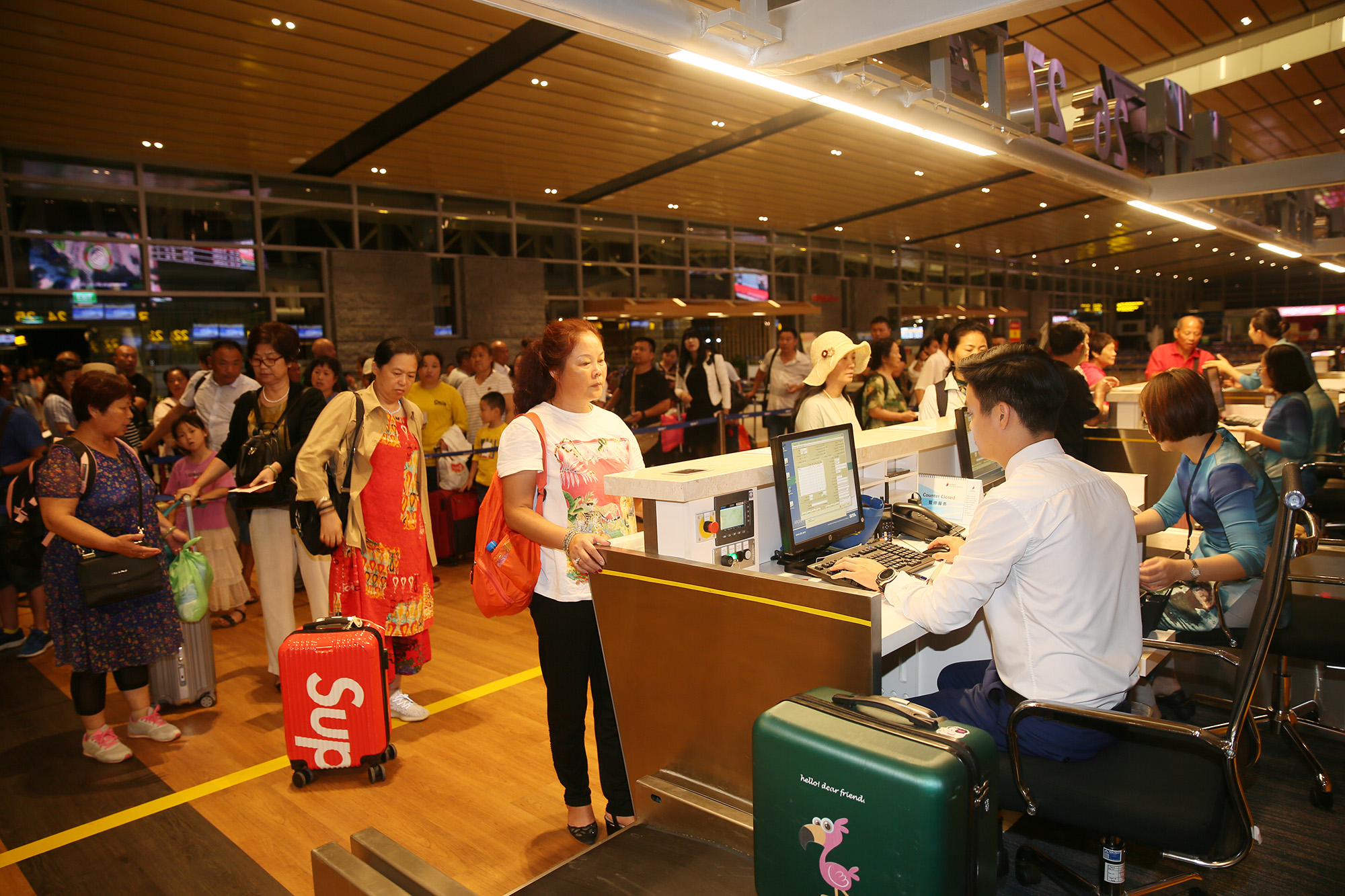 Hành khách làm thủ tục tại Cảng hàng không quốc tế Vân Đồn để đi chuyến bay ngược lại Vân Đồn - Hồ Nam vào lúc 3h.