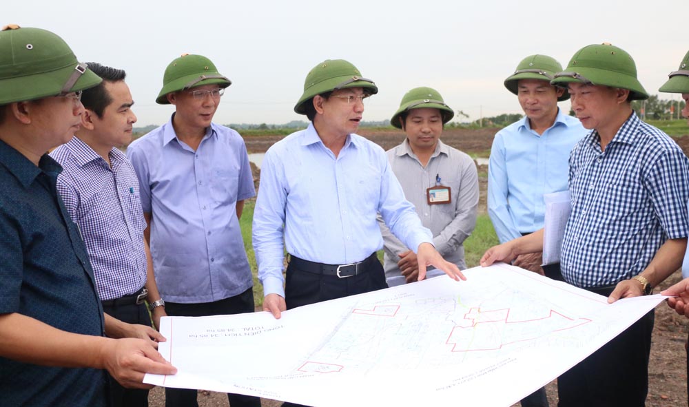 Đồng chí Nguyễn Xuân Ký, Phó Bí thư Thường trực Tỉnh ủy, kiểm tra công tác GPMB Dự án đầu tư xây dựng kinh doanh cơ sở hạ tầng kỹ thuật Khu công nghiệp Sông Khoai.
