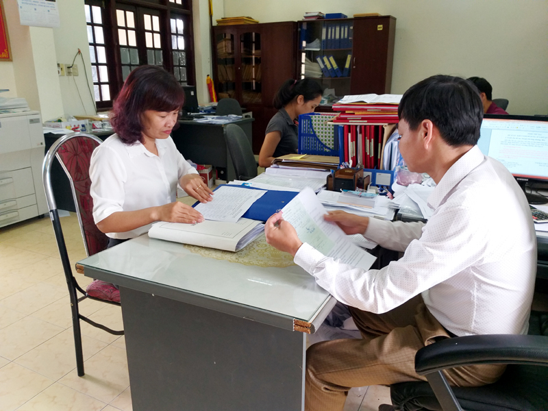 Cán bộ Cơ quan Tổ chức – Nội vụ huyện Đầm Hà rà soát hồ sơ phát triển đảng trong các cơ quan hành chính nhà nước trên địa bàn