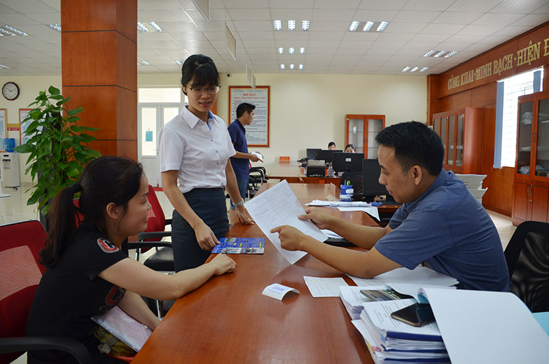 Cán bộ Trung tâm HCC huyện Bình Liêu hướng dẫn người dân giải quyết thủ tục hành chính.