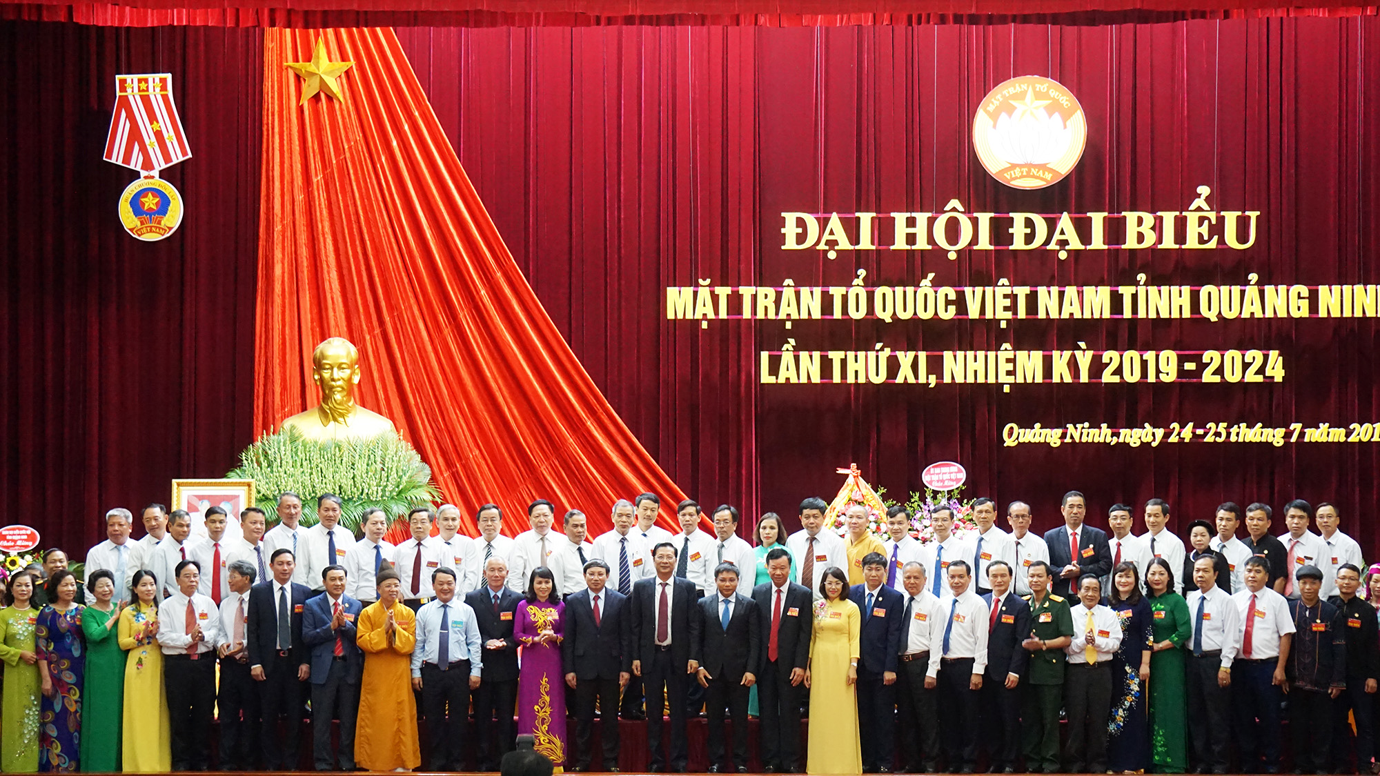 Các đồng chí lãnh đạo chụp ảnh lưu niệm cùng 83 đồng chí trong ủy ban MTTQ tỉnh khóa XI.