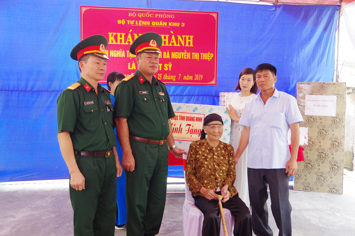 Lãnh đạo Bộ CHQS tỉnh Quảng Ninh tặng quà cho Mẹ Nguyễn Thị Thiệp
