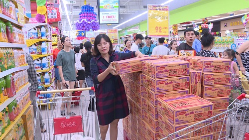 Đoàn viên công đoàn mua sắm tại Trung tâm thương mại BigC Hạ Long