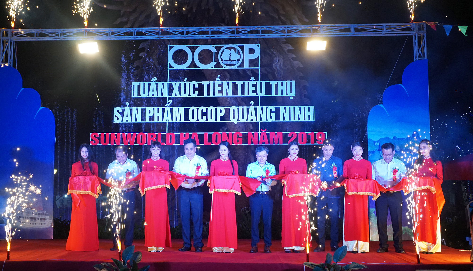 Các đại biểu cắt băng khai mạc Tuần Xúc tiến tiêu thụ sản phẩm OCOP Quảng Ninh  - Sun World Hạ Long 2019.
